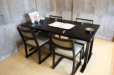 テーブル4名様席 × 1